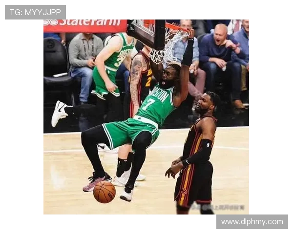 霍勒迪突破吸引防守精准分球 穆雷空位三分稳稳命中助攻致胜 霍勒迪突破吸引防守精准分球 穆雷空位三分稳稳命中助攻致胜