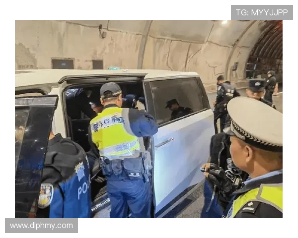 马拉松比赛中大妈强行拦截选手不让过 随后躺绿化带引起关注